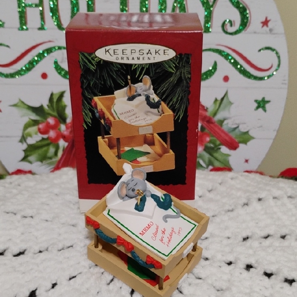 Keepsake Memo CLOSE FOR THE HOLIDAYS Ornament/Mouse and Bed